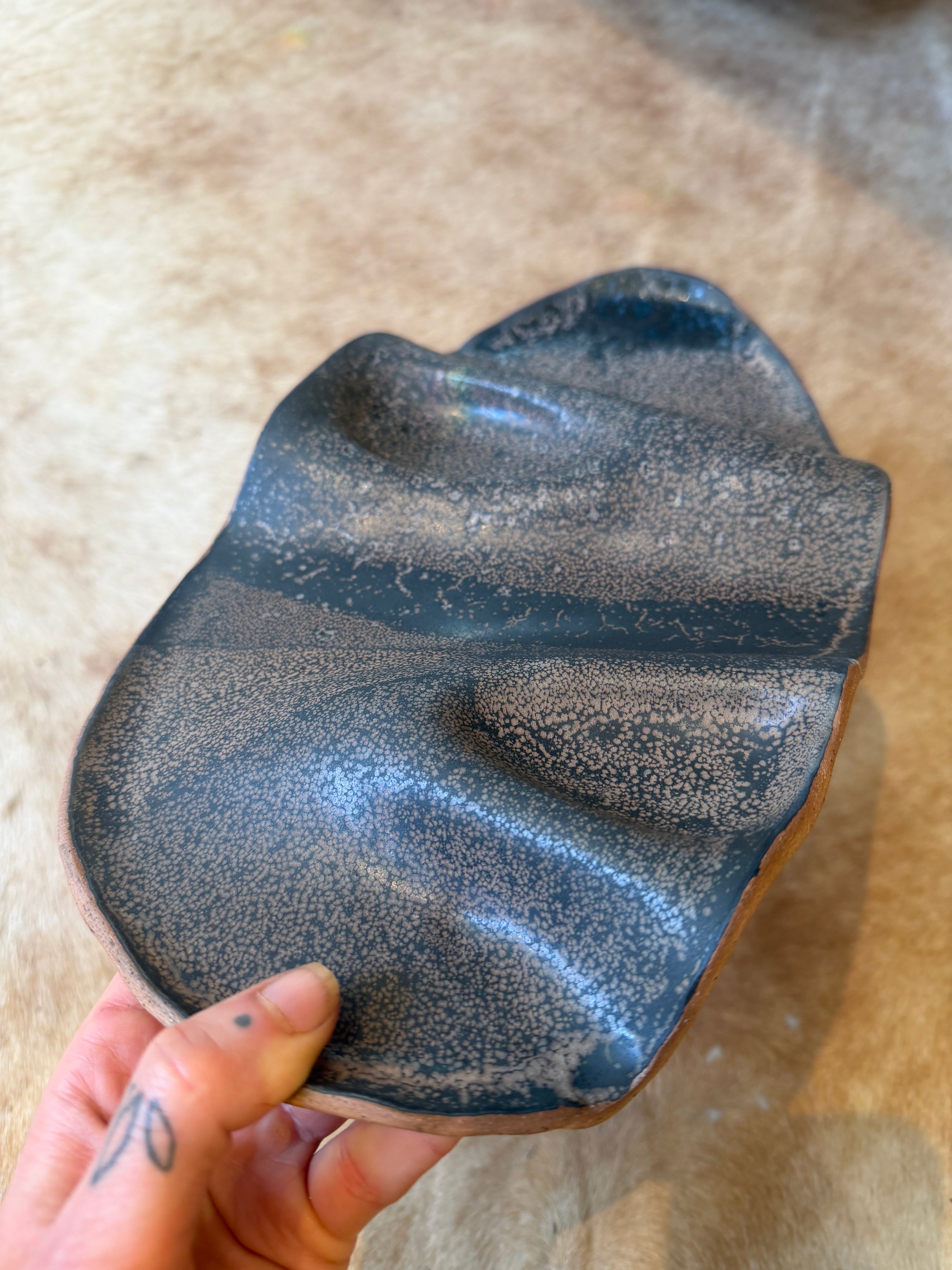 Medium Wavy Plate in Black Sesame
