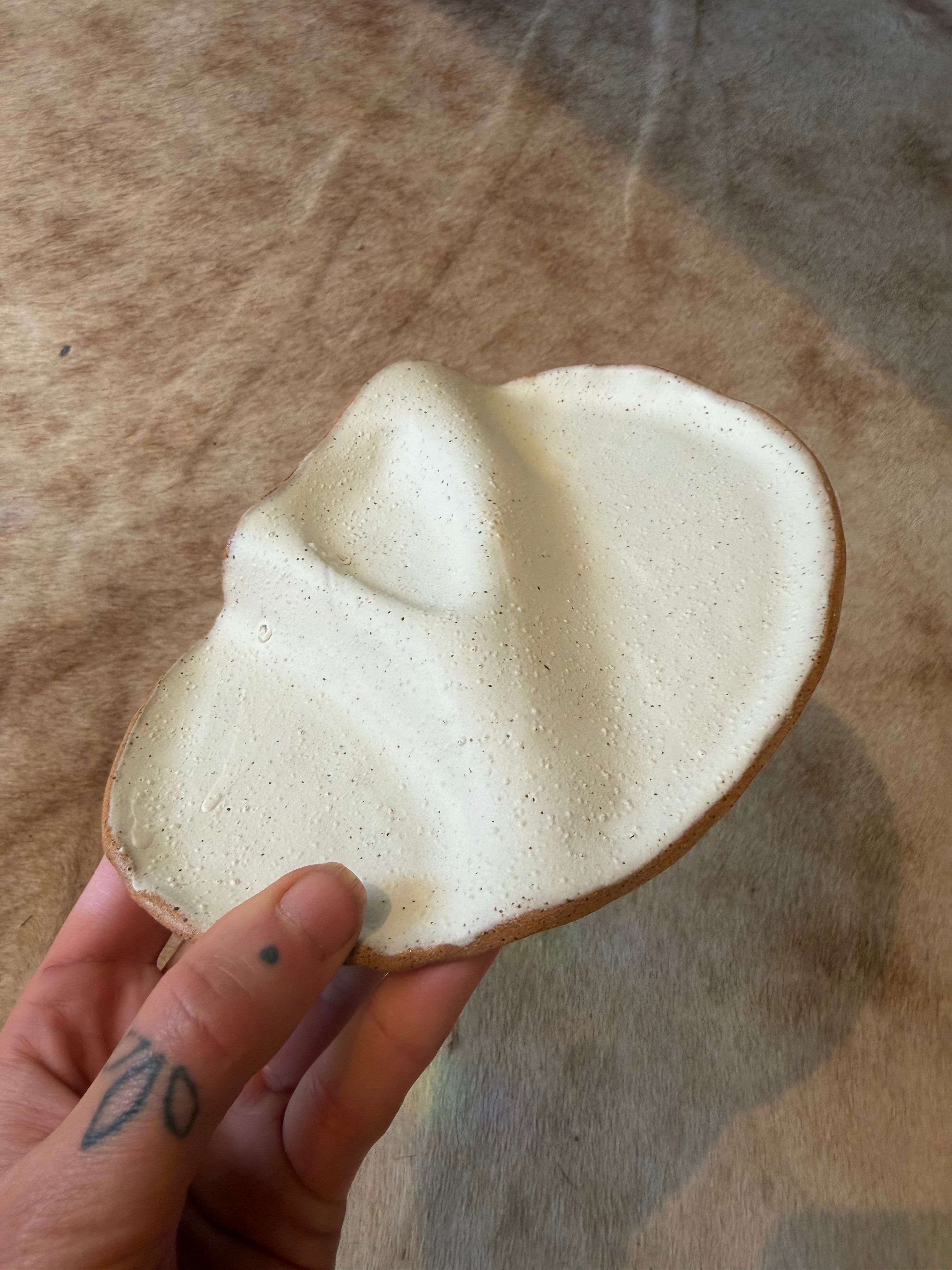 Mini Wavy Plate in Toasted Meringue